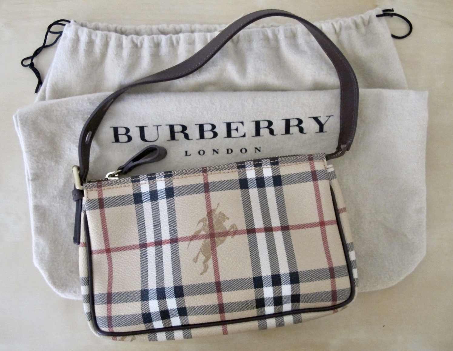 Luidspreker Menstruatie Actie Burberry Nova Check Baguette Shoulder Bag