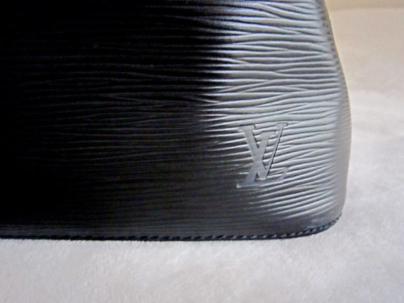 Louis Vuitton, Bags, Louis Vuitton Epi Noe Black Leather Bucket Bag Wcoa