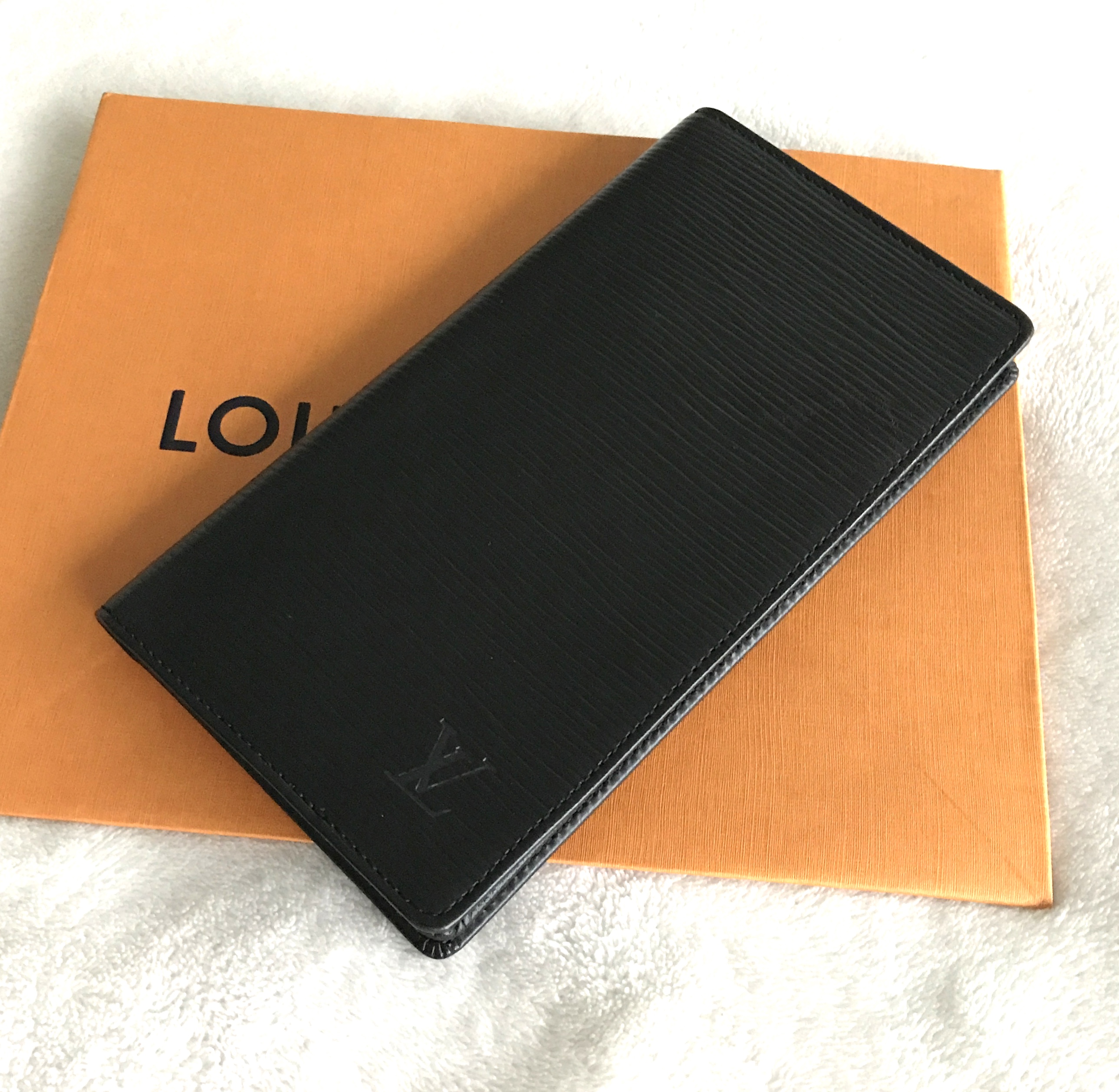 Louis Vuitton Black EPI Leather Noir Porte cartes Card Holder Wallet 824lv51