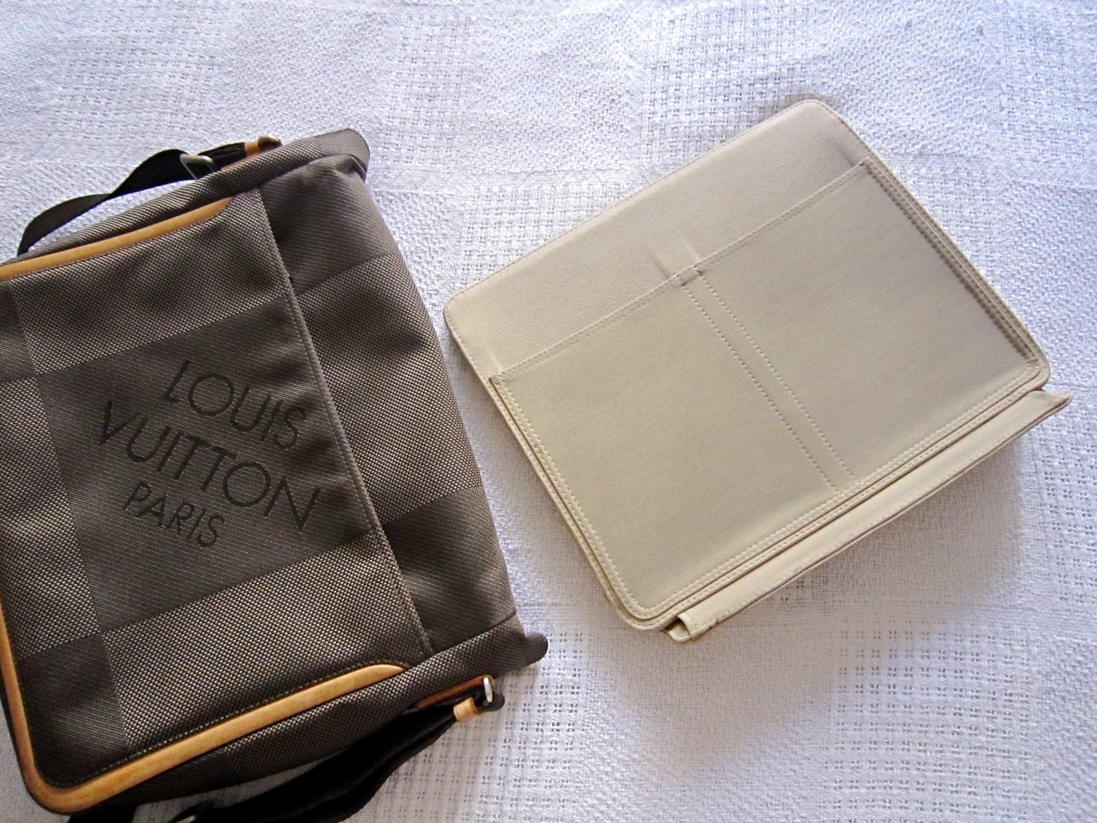 Louis Vuitton Damier Geant Messenger Bag - Black Messenger Bags, Bags -  LOU781585
