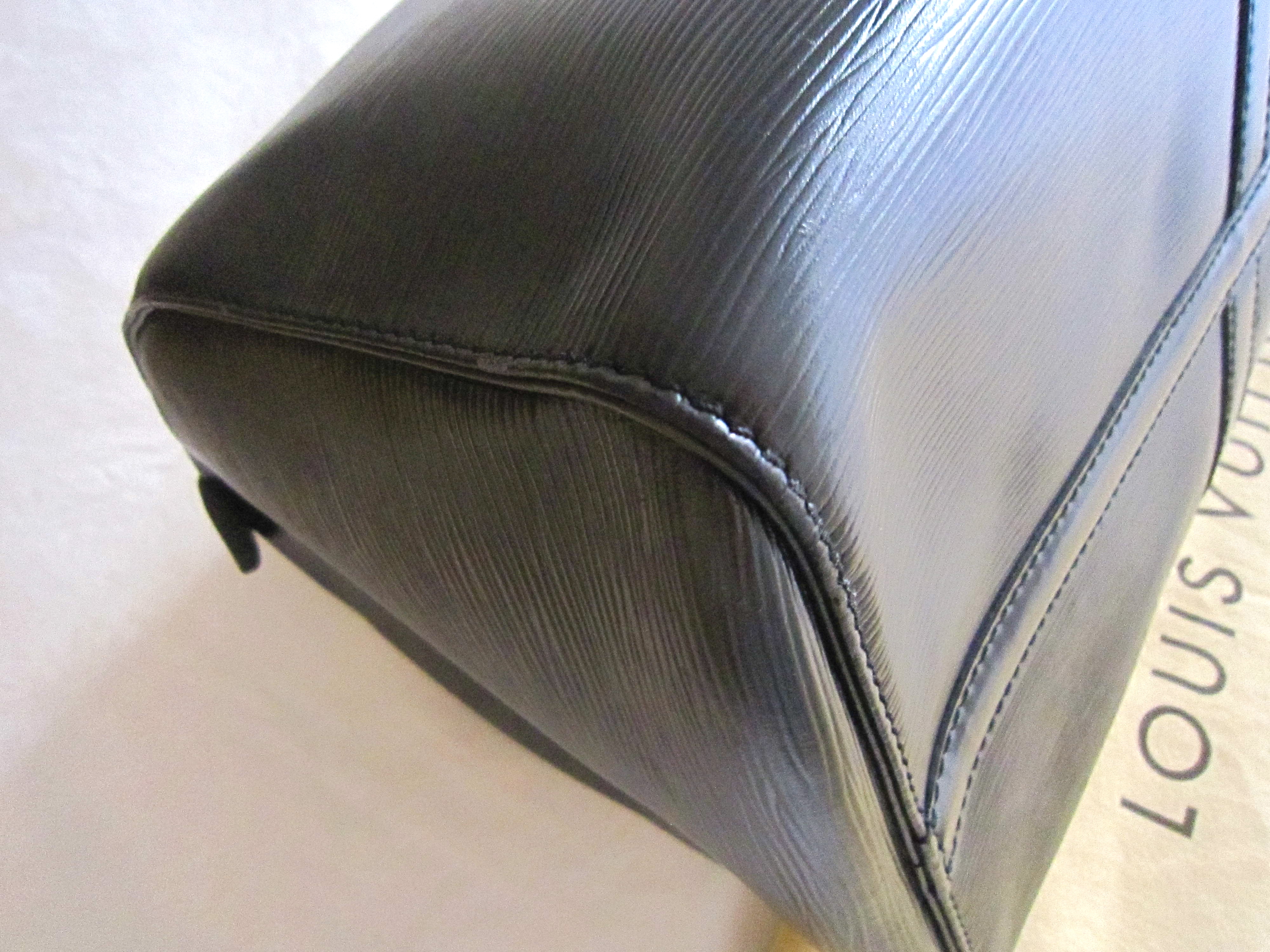 Louis Vuitton Black Epi Leather Noir Keepall 45 duffle bag ref.423947 -  Joli Closet