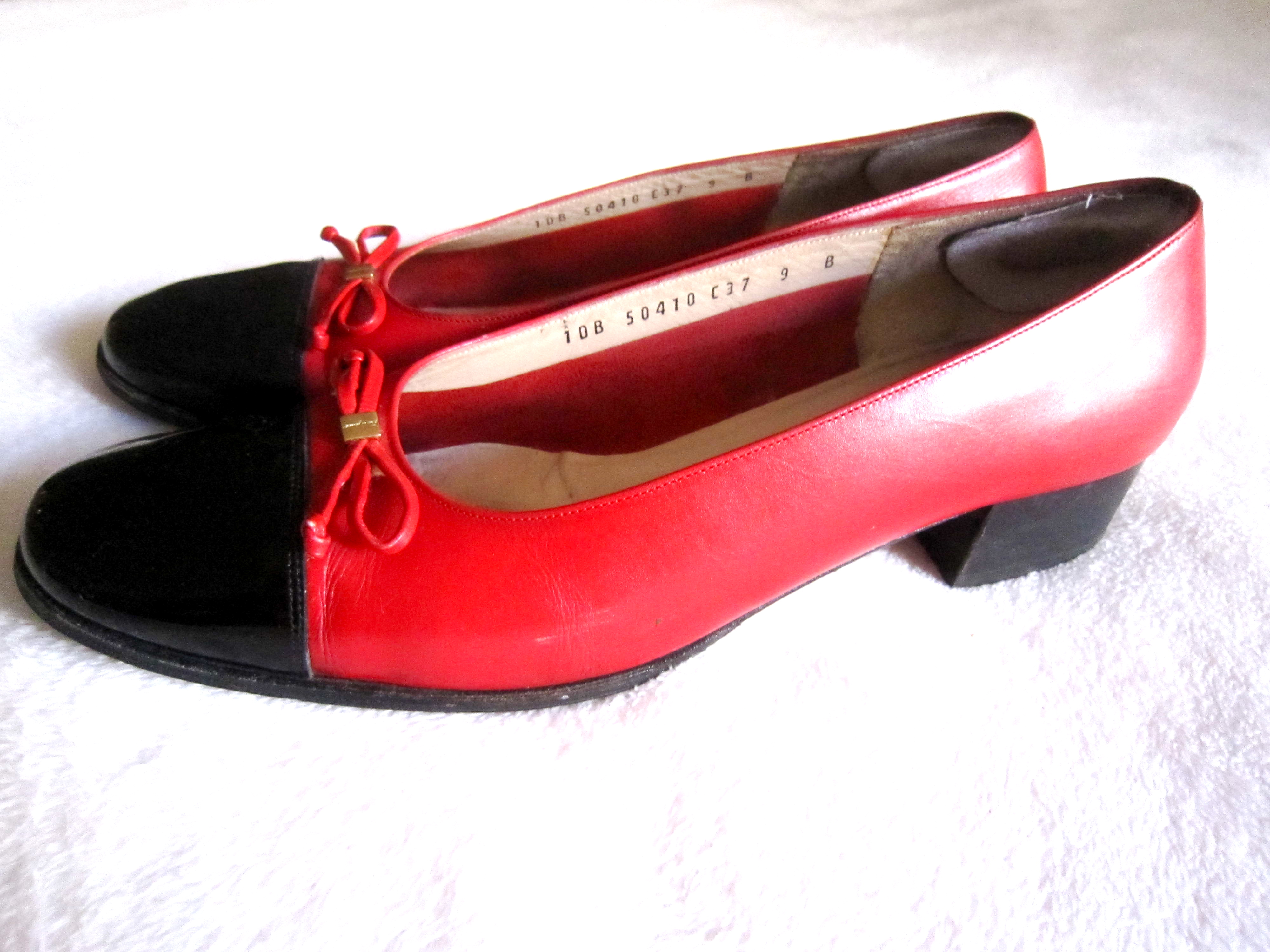 Salvatore Ferragamo Black & Red Ballet Flats / Size 9