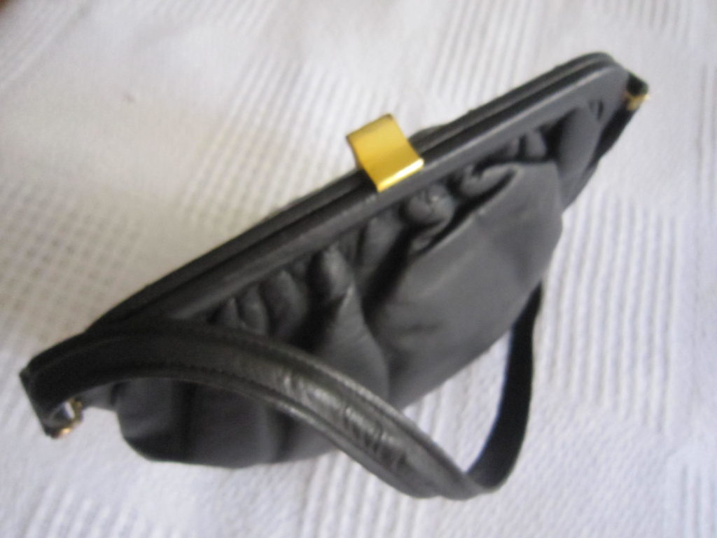 Vintage Black Leather Kiss-lock Shoulder Bag