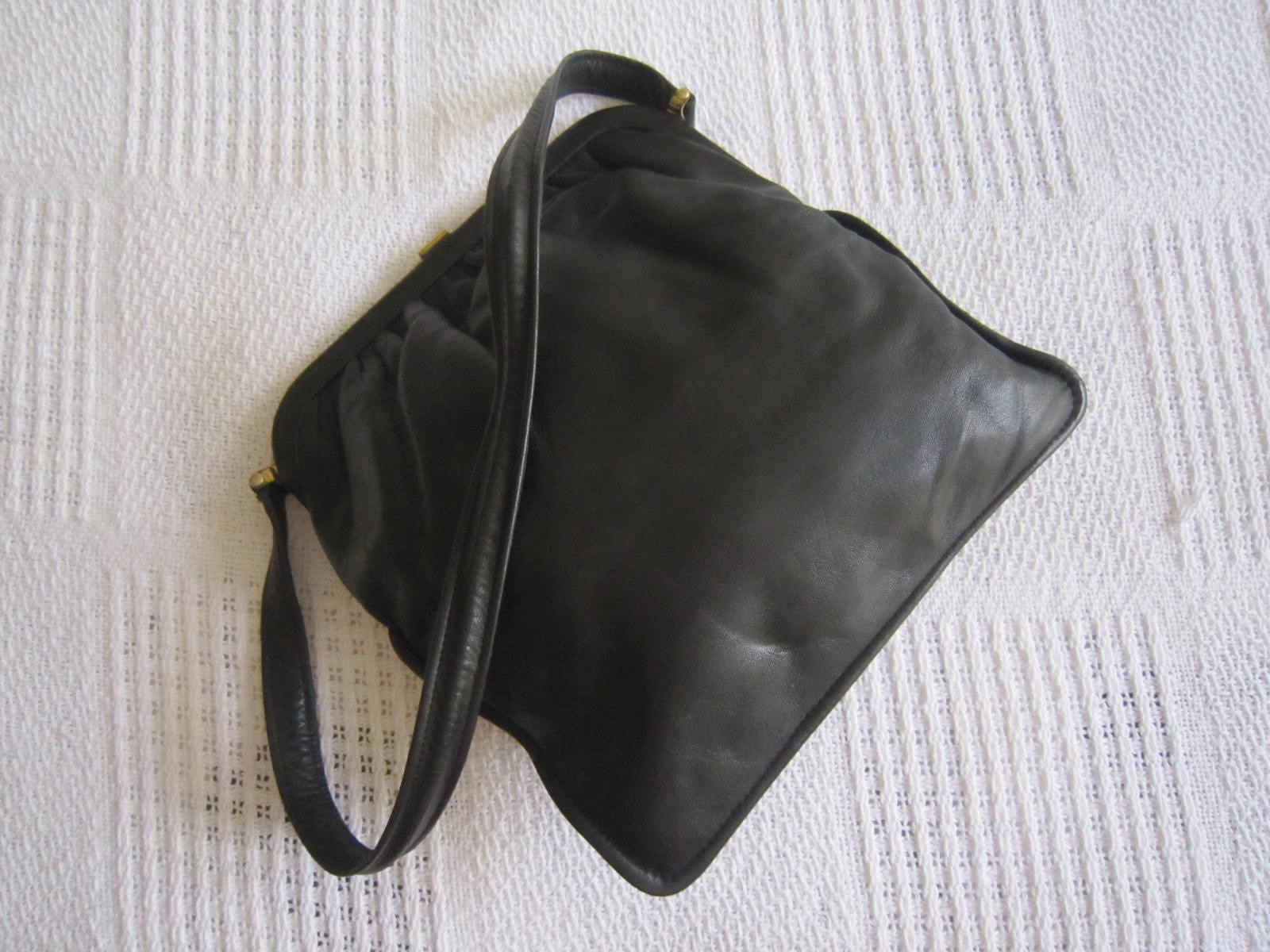 Vintage Black Leather Kiss-lock Shoulder Bag