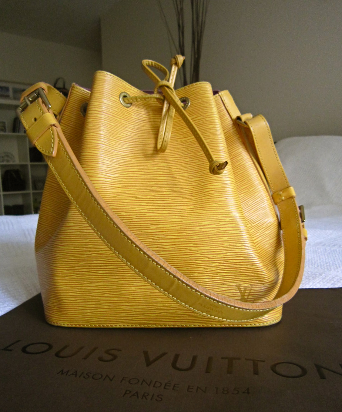 Have en picnic Bliv overrasket titel Louis Vuitton Noe Drawstring Yellow Epi Leather Handbag