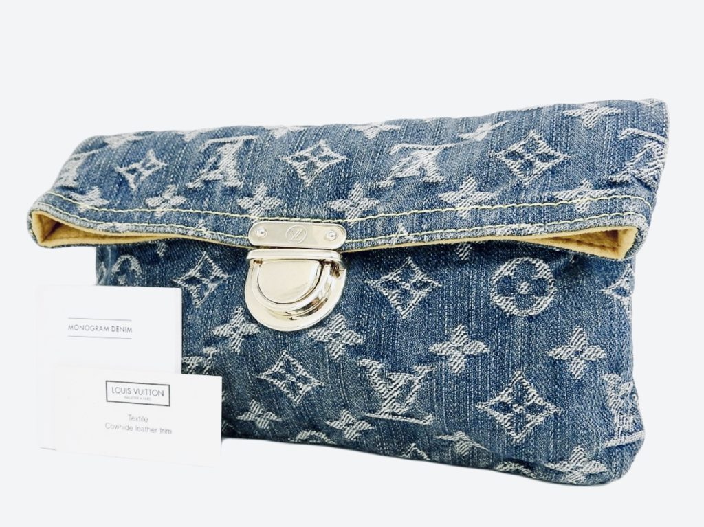 LOUIS VUITTON Clutch bag in signed denim, closing with a…