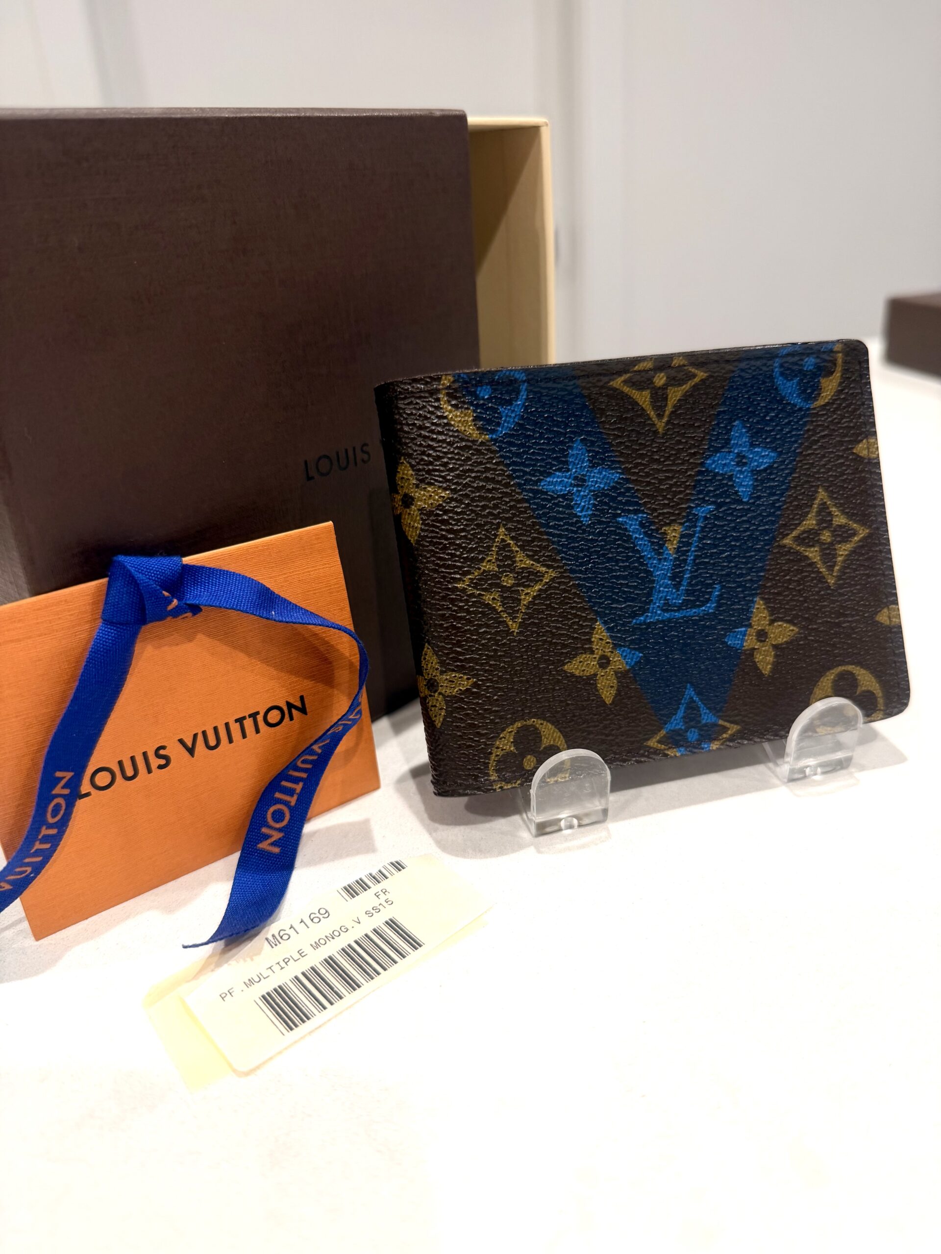 Monogram V-Blue Signature Portefoille Multiple Wallet — image 2