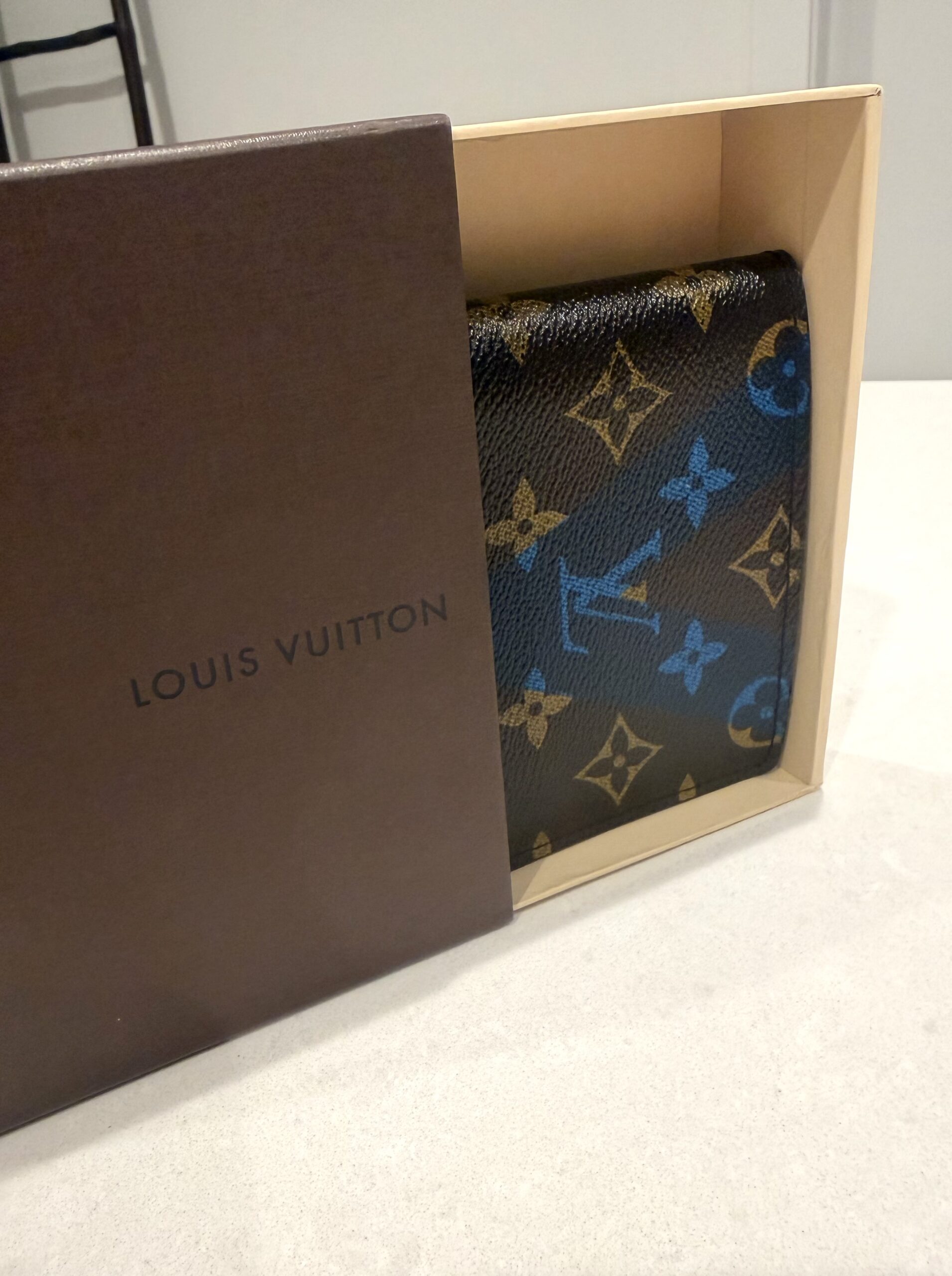 Monogram V-Blue Signature Portefoille Multiple Wallet — image 8