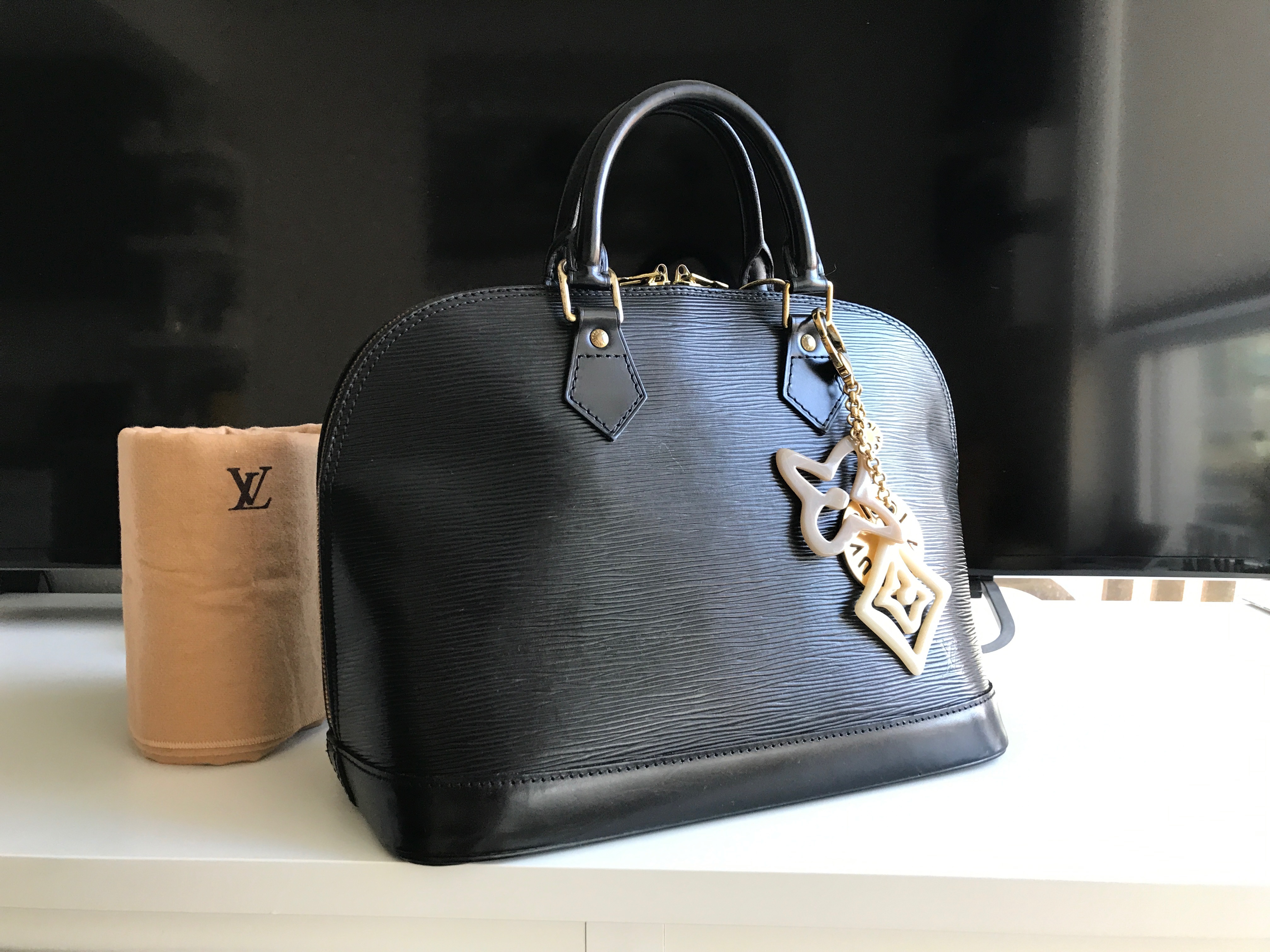 LOUIS VUITTON LV Alma Hand Bag Epi Leather Black Gold France M52142 83YA875