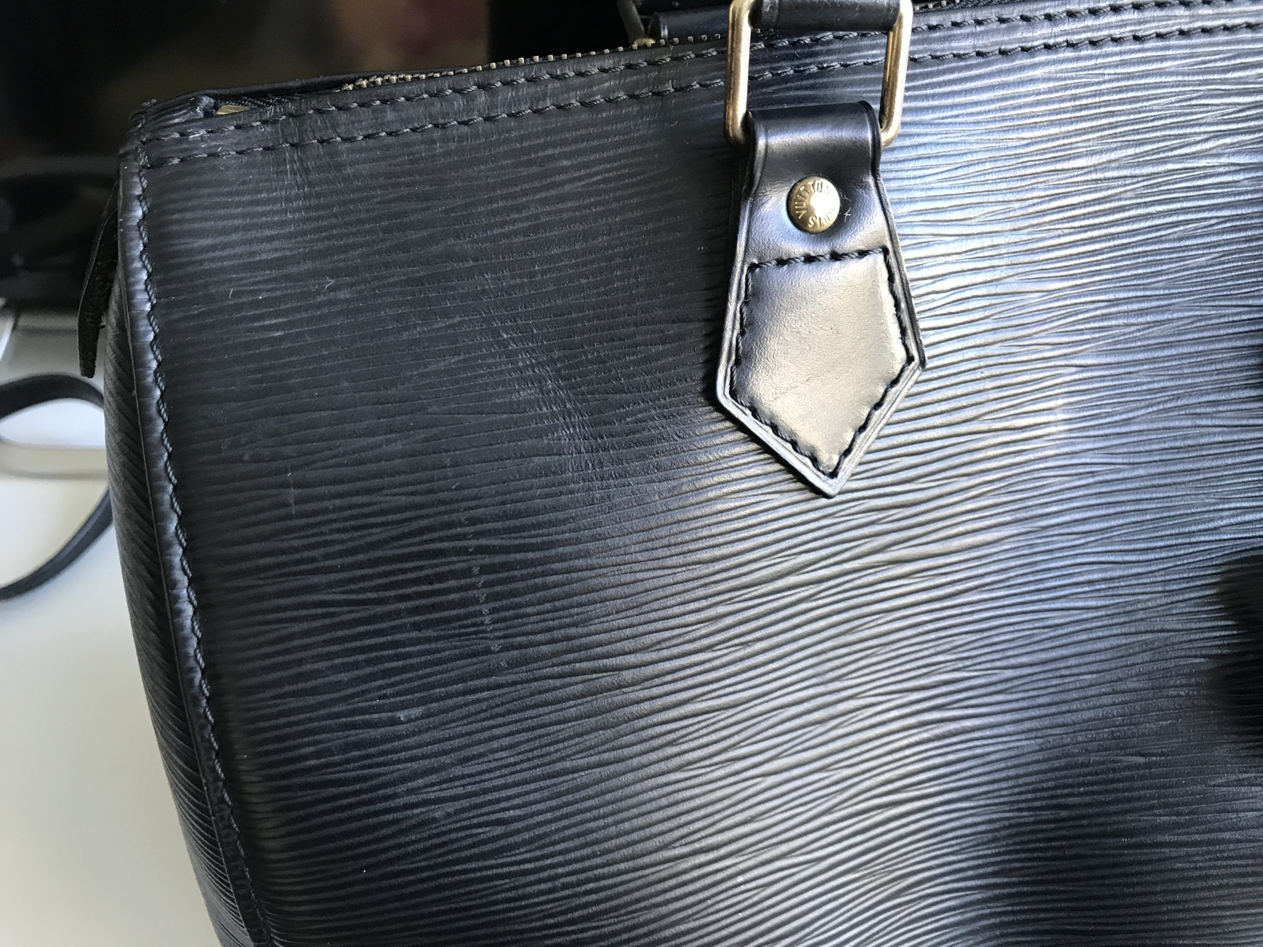 Speedy leather handbag Louis Vuitton Black in Leather - 36297924