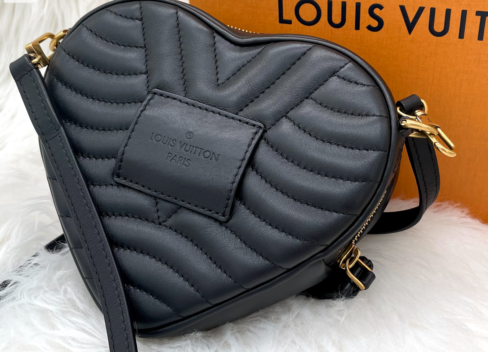 Louis Vuitton 2018 pre-owned New Wave Love Lock Heart crossbody bag, Black