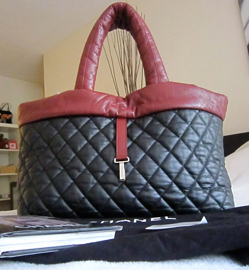 Chanel Coco Cocoon Black/Burgundy Lambskin Leather Reversible Large Tote Bag — image 2
