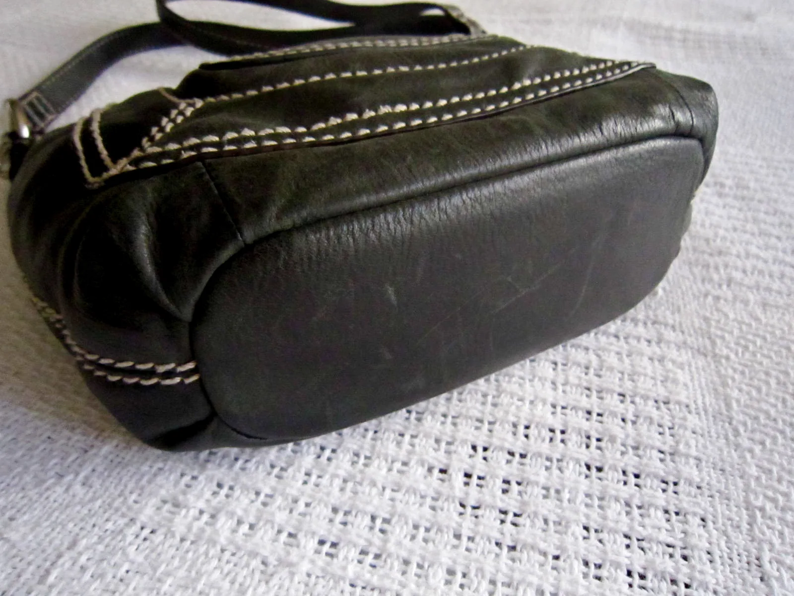 Danier Black Leather Crossbody Bag — image 5
