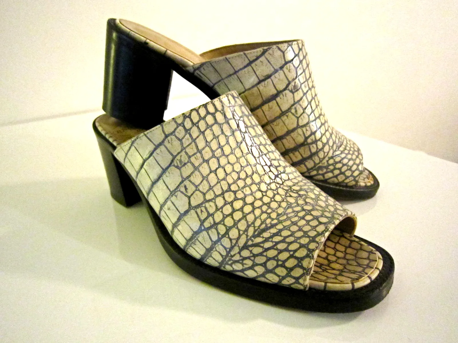 FREE LANCE White/Blue Snakeskin Mules/Size 6.5