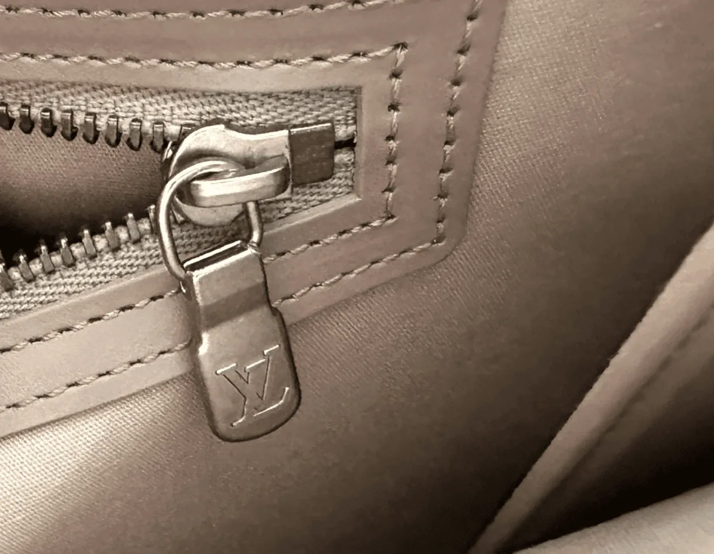 Lilac-Grey Saint Tropez Epi Leather Handbag — image 13