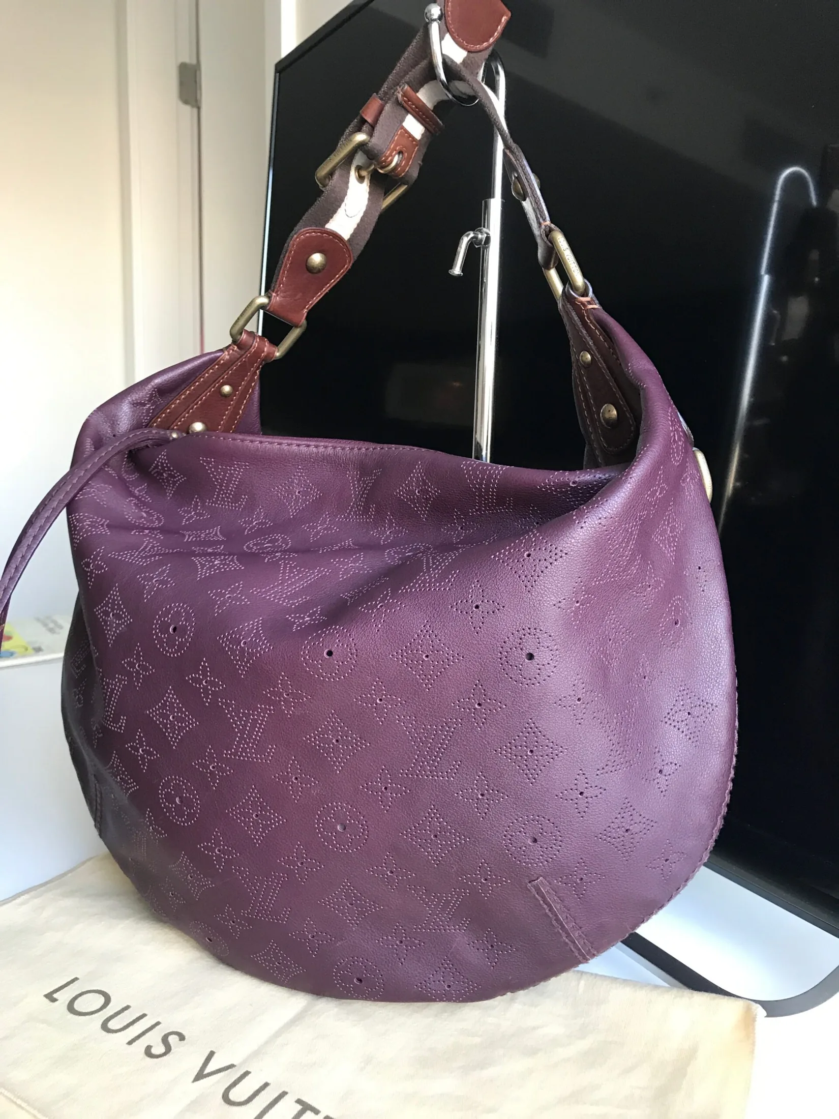 Louis Vuitton Mahina Onatah GM Aubergine Leather Hobo Bag — image 2