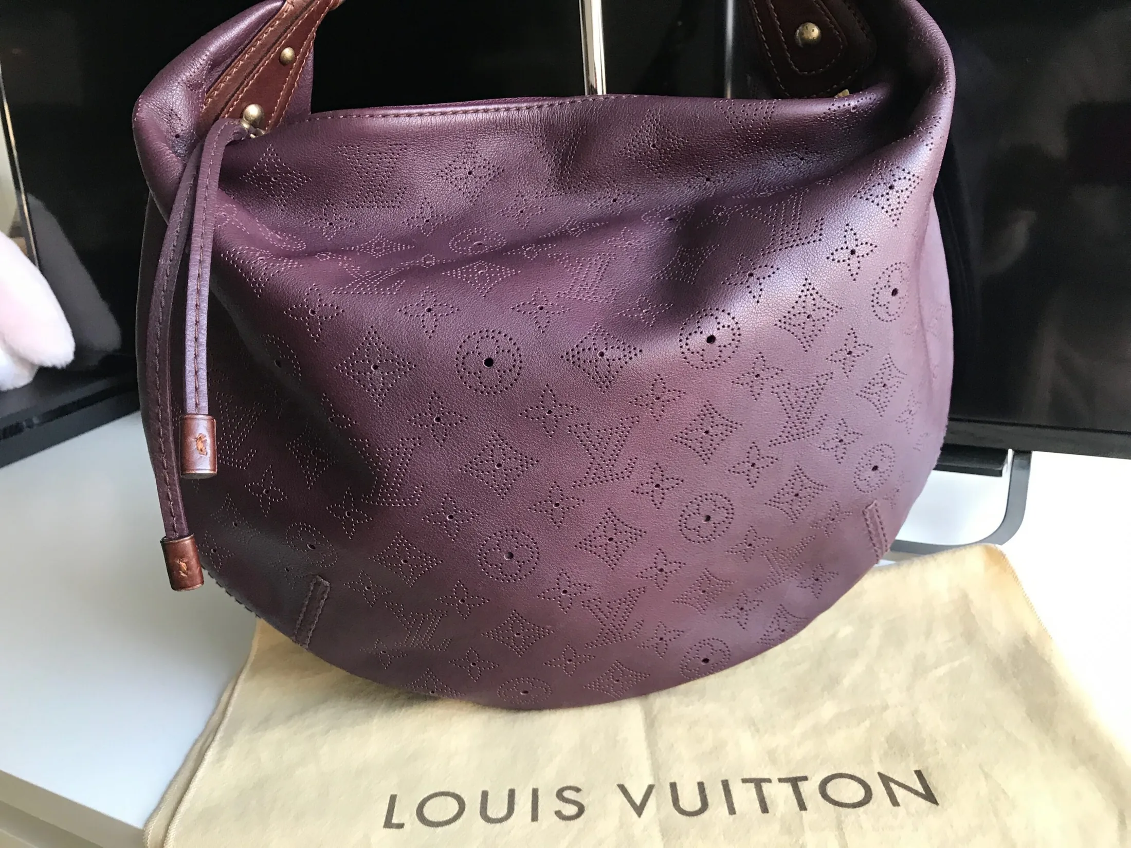 Louis Vuitton Mahina Onatah GM Aubergine Leather Hobo Bag — image 6
