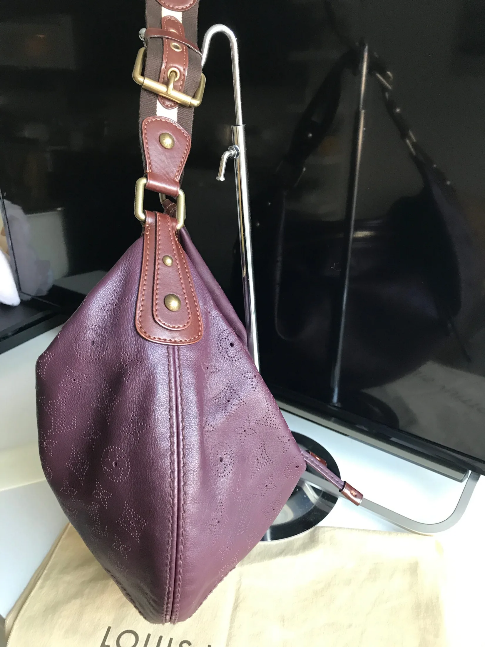 Louis Vuitton Mahina Onatah GM Aubergine Leather Hobo Bag — image 8