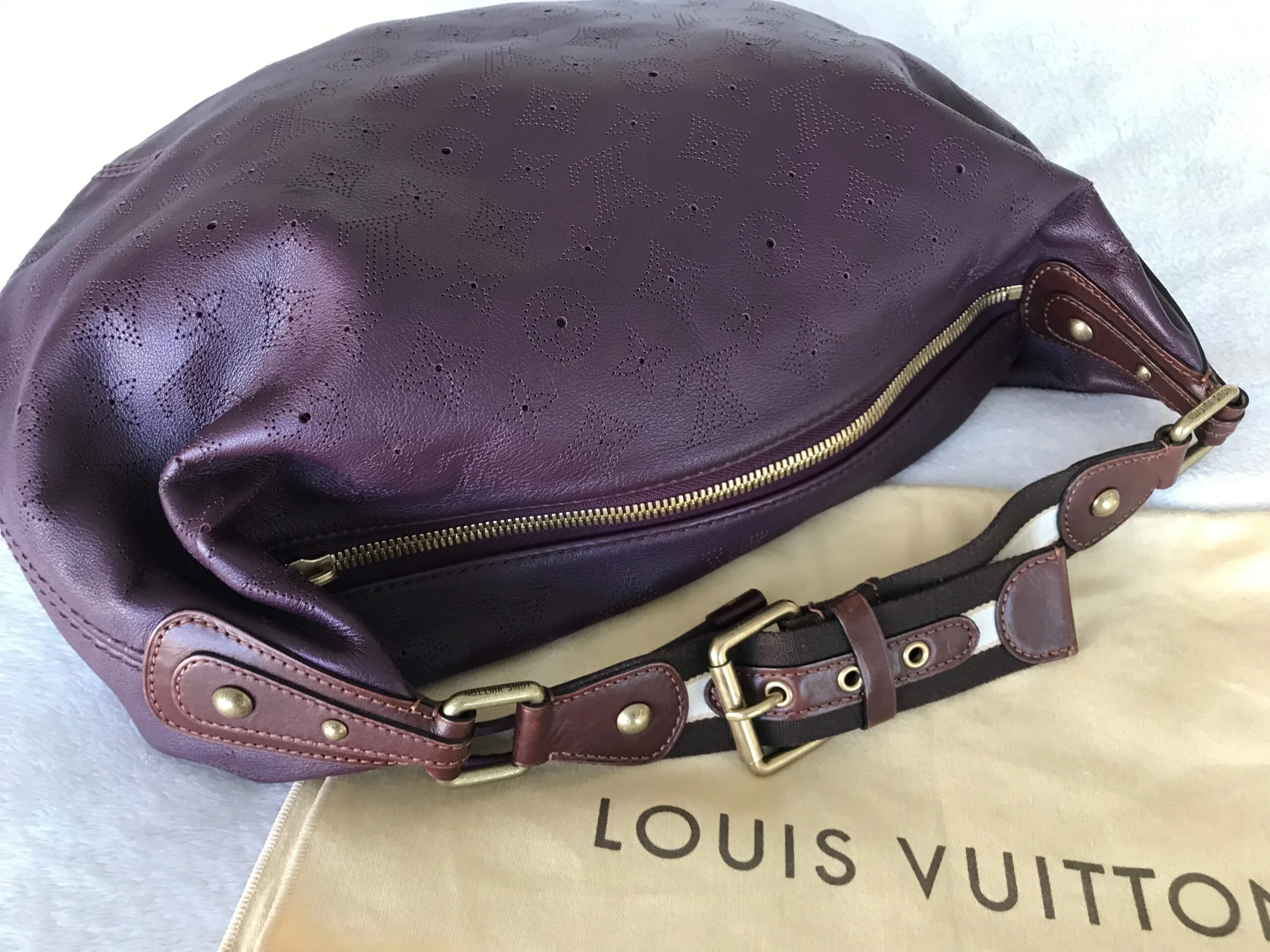 Louis Vuitton Mahina Onatah GM Aubergine Leather Hobo Bag — image 10