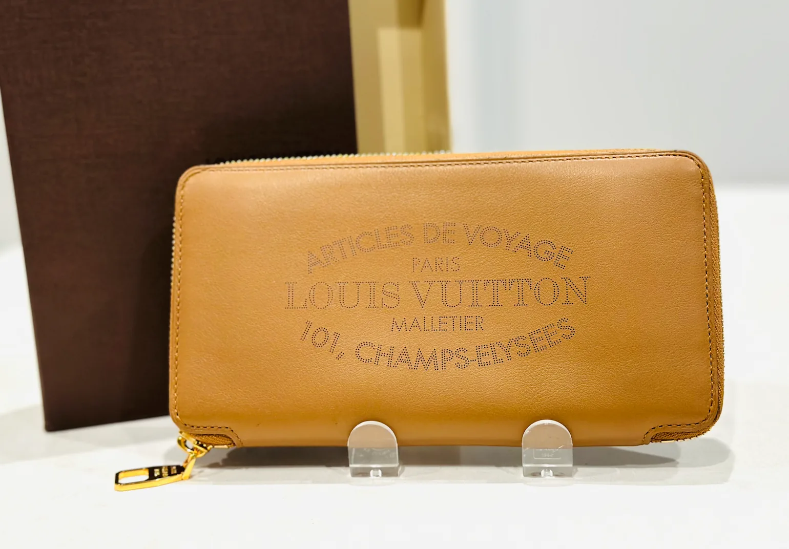 Articles De Voyage Veau Soie Lena Calfskin Camel Zippy Wallet — image 4