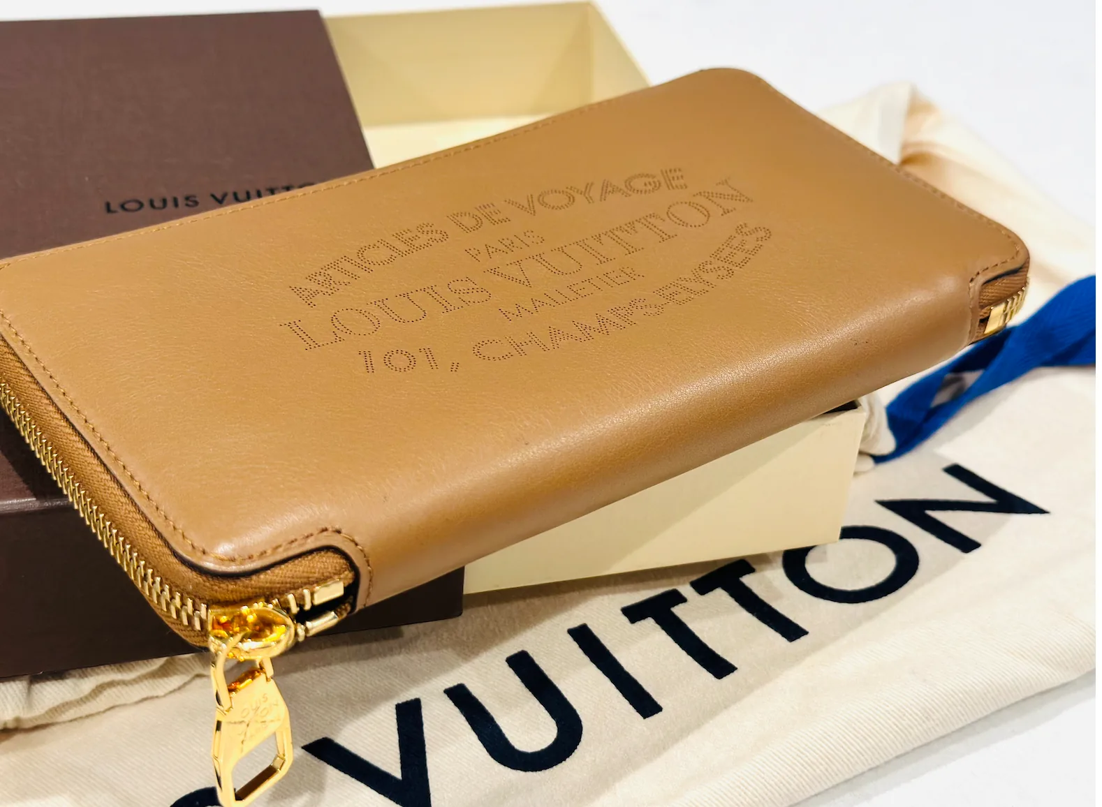 Articles De Voyage Veau Soie Lena Calfskin Camel Zippy Wallet — image 5