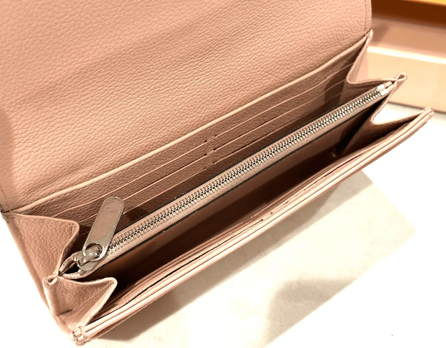 Monogram Mahina Leather Iris Clutch Wallet/Magnolia Ballerine — image 10