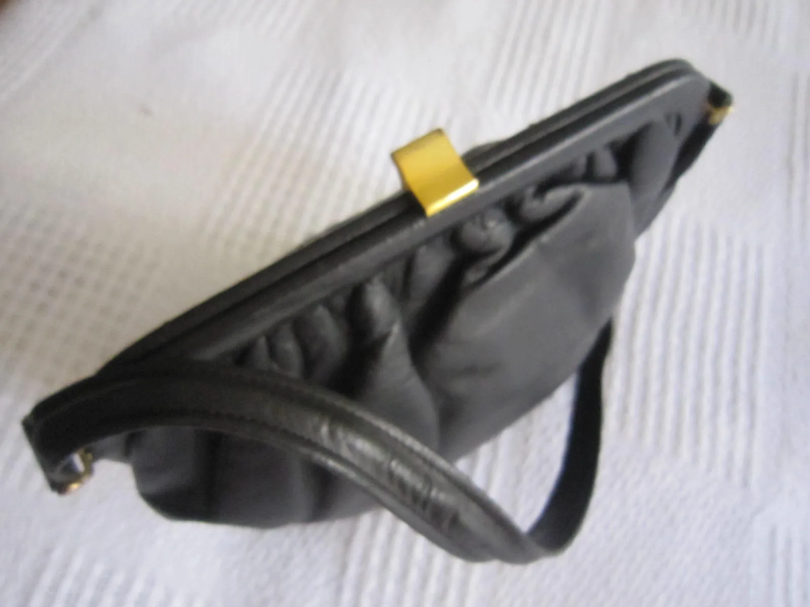 Vintage Black Leather Kiss-lock Shoulder Bag — image 2