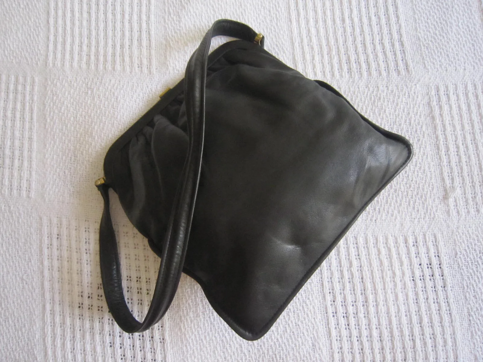 Vintage Black Leather Kiss-lock Shoulder Bag — image 3