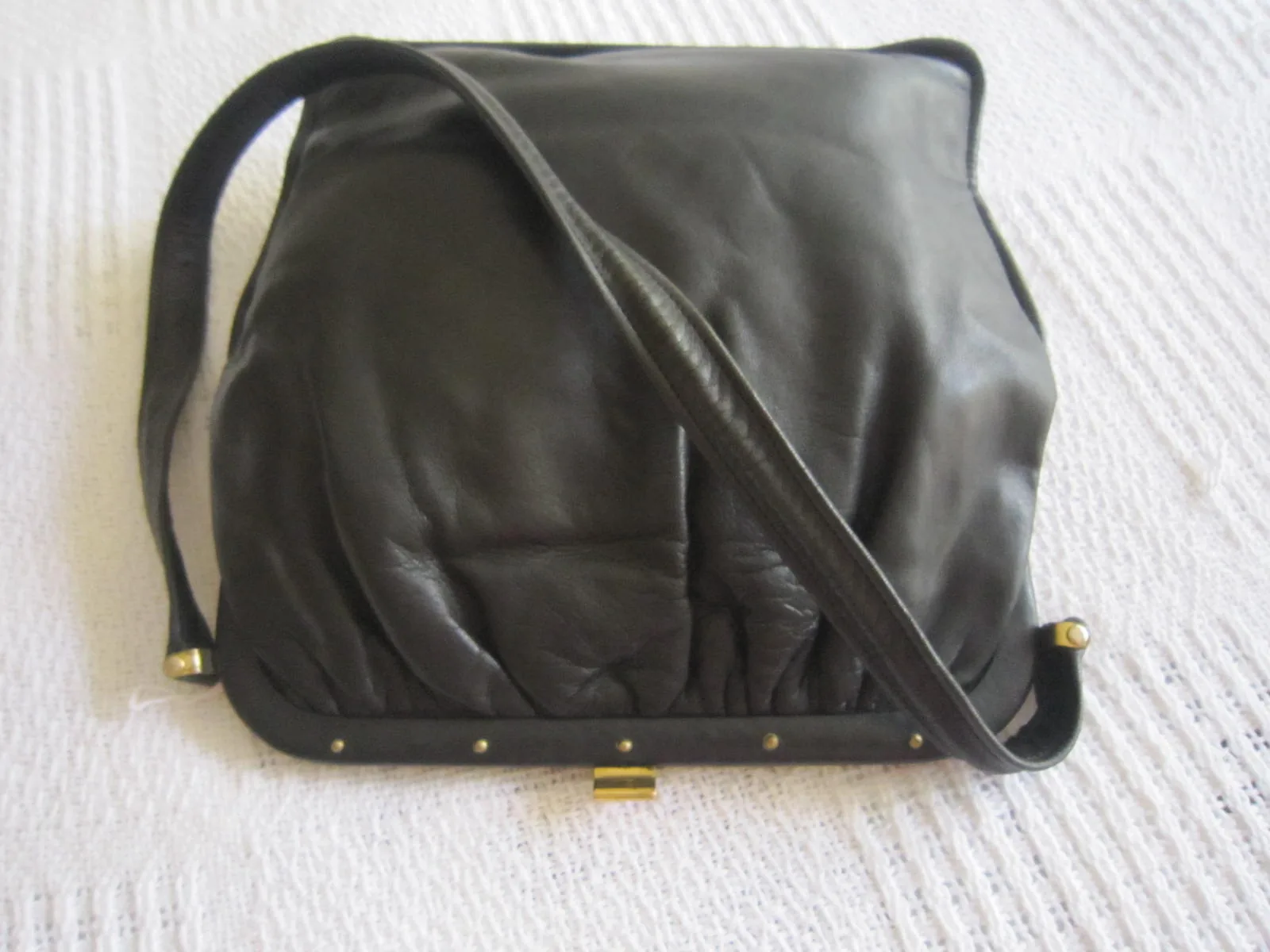 Vintage Black Leather Kiss-lock Shoulder Bag — image 4