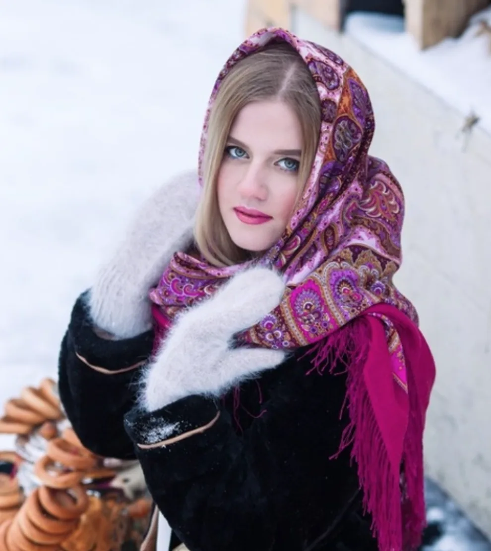 Pavlovo Posad “Favorite” Crimson Shawl Pashmina Scarf with Silk Fringе 125 cm x 125 cm
