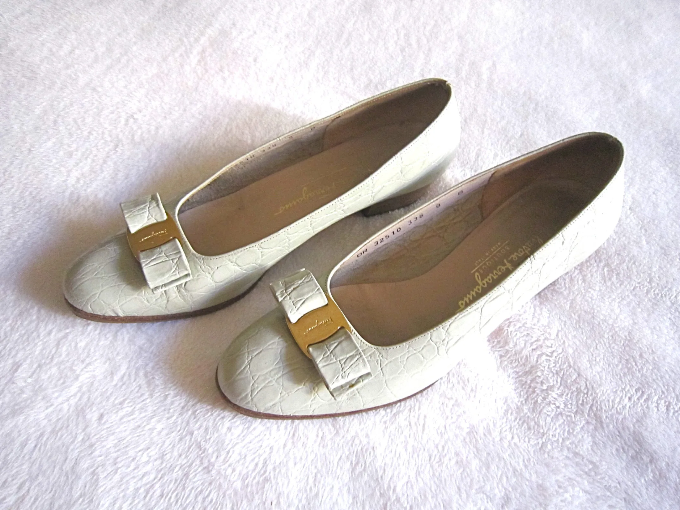 Salvatore Ferragamo Light Green Vara Bow Flats — image 3