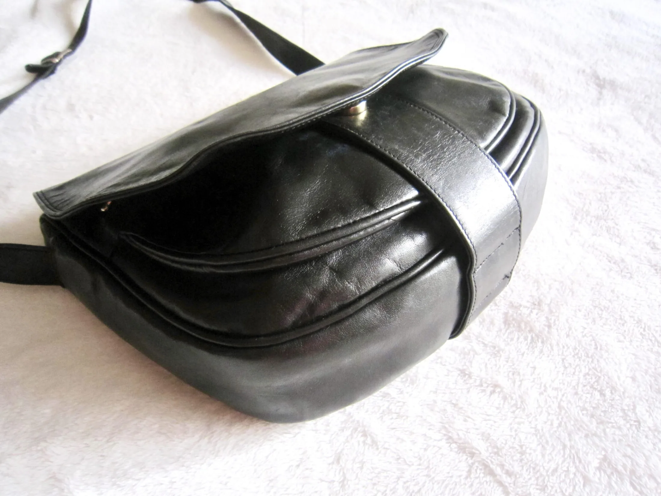 Vera Pelle Saumur Black Leather Crossbody Bag — image 2